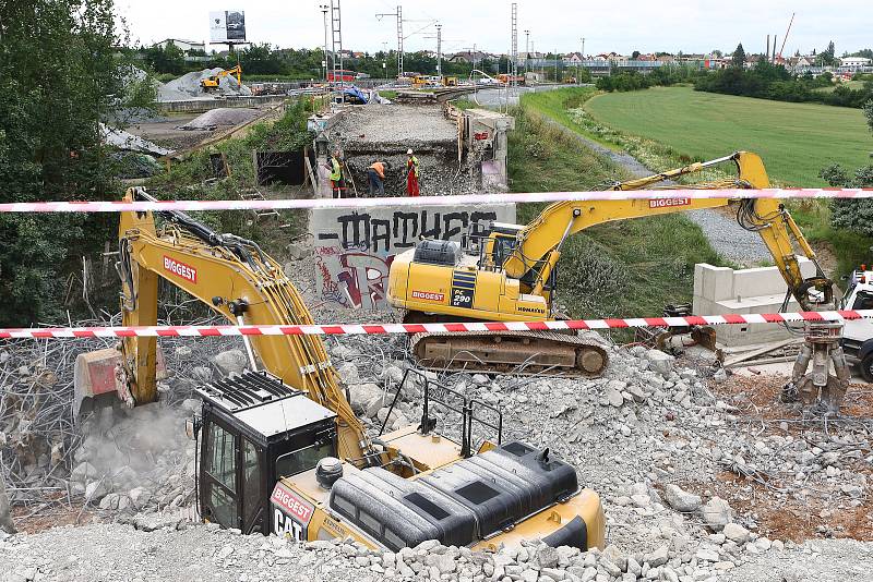 Demolice železničního mostu a vložení mostního provizoria mezi Bručnou a Koterovem je součástí prováděné modernizace železniční trati mezi Plzní a Nepomukem.