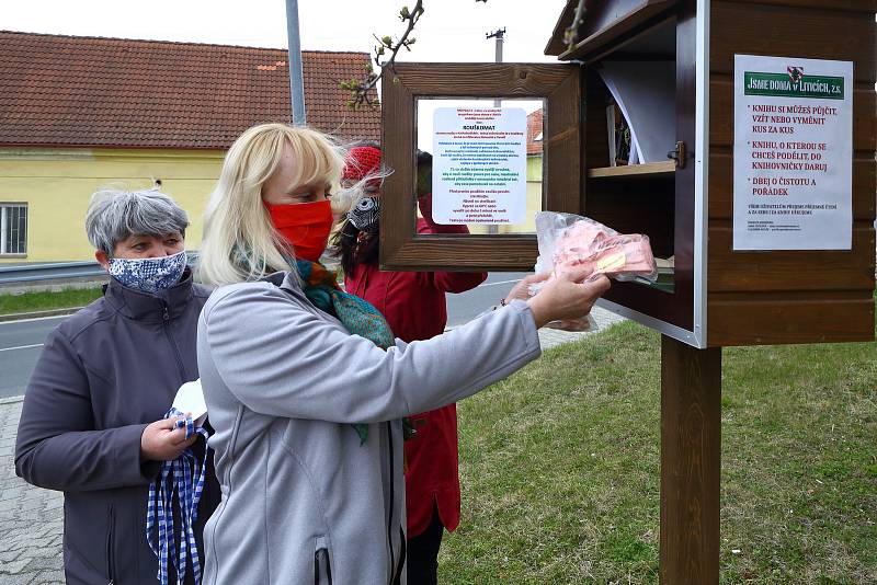 V městské části Plzeň - Litice pomáhají seniorům i všem dalším potřebným občanům s ušitím a získáním ochranných roušek. Místní knihobudky se změnily na rouškomaty, do kterých dobrovolnice doplňují roušky, které doma ušijí. Mimo tato dvě výdejní místa rozv
