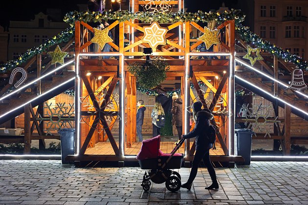Zapálené svíčky přinesli trhovci do centra Vánočního trhu v Plzni. Kvůli covidové pandemii a vládním opatřením došlo k jejich uzavření.