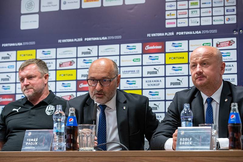 NAPOSLEDY SPOLU Trenér Pavel Vrba, majitel klubu Tomáš Paclík a generální manažer Adolf Šádek na tiskové konferenci před sezonou 2019/2020.