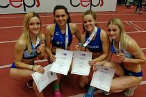 Atletky Škody Plzeň doběhly druhé ve štafetě 4x200 metrů na halovém mistrovství ČR. Zleva Tereza Jonášová, Linda Suchá, Linda Hettlerová a Denisa Majerová.  