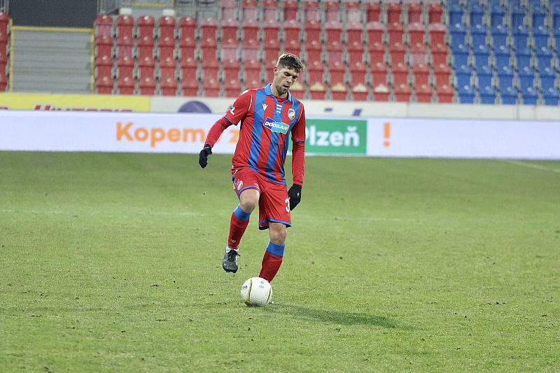 Prvním soupeřem fotbalistů Viktorie Plzeň na cestě do finále MOL Cupu byly třetiligové Přepeře, které porazili 7:0. Na snímku další debutant Robin Hranáč.