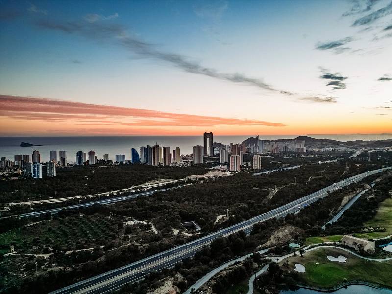 PODÍVEJTE SE, kde fotbalisté Viktorie Plzeň tráví soustředění, dočasným domovem se jim stalo španělské letovisko Benidorm.