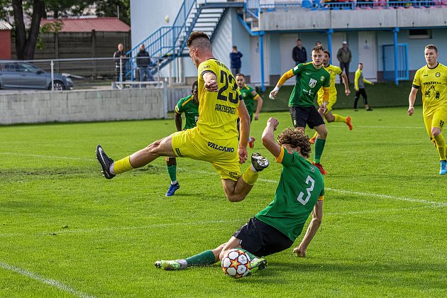 Fotbalisté FK ROBSTAV Přeštice (na archivním snímku fotbalisté ve žlutých dresech) prohráli doma podruhé v řadě. Po Sokolovu si z jihu Plzeňska odvezl všechny body i pražský Vltavín (2:1).