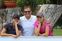 Manažer Luboš Koželuh (uprostřed) se v golfovém prostředí pohybuje dvacet let a golf hrají i obě jeho dcery Eva (vlevo) a Tereza.