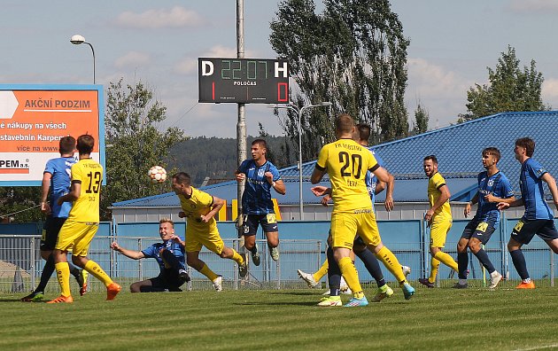 5. kolo FORTUNA ČFL, skupina A: FK ROBSTAV Přeštice (na snímku fotbalisté ve žlutých dresech) - TJ Jiskra Domažlice (modří) 5:1 (2:0).