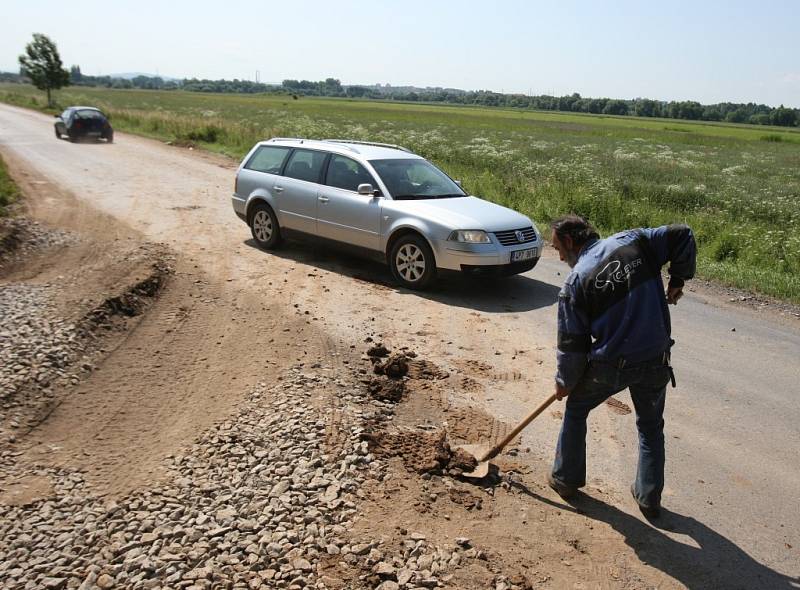 Zámecký park v Malesicích postupně mizí pod návozy zeminy