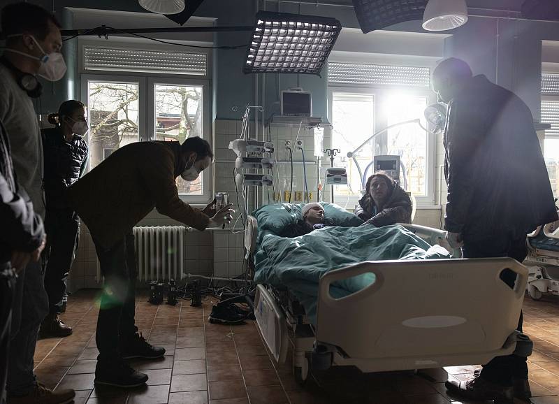 Natáčení snímku Oběť v nemocnici v Klatovech. Fotografie zachycují hlavní herečku Vitu Schmachelyuk, herce Gleba Kuchuka, který ztvárňuje jejího syna, dále vyšetrovatele Igora Chmelu, režiséra Michala Blaška a další členy štábu.