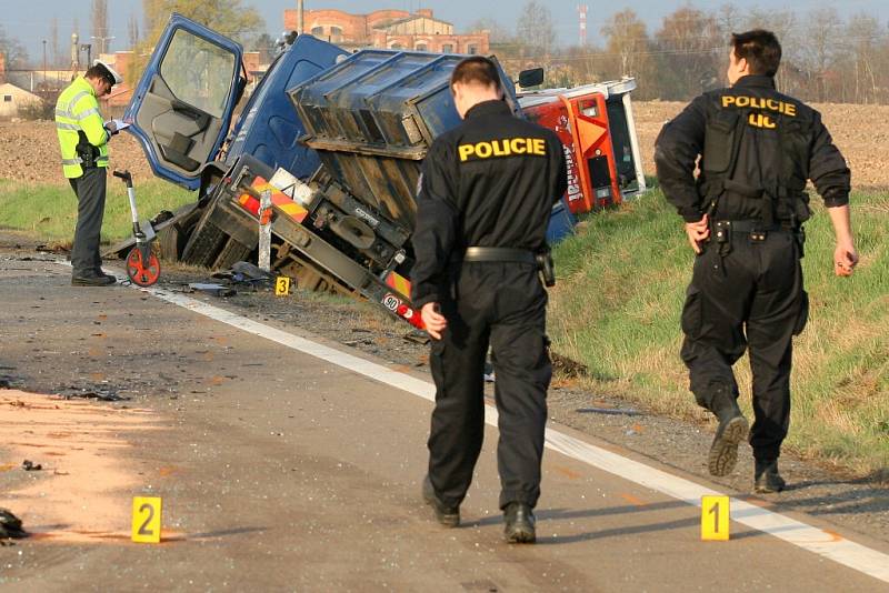 Nehoda osobního a nákladního auta mezi Zbůchem a Líněmi. Řidič osobního Citroënu při nehodě zemřel