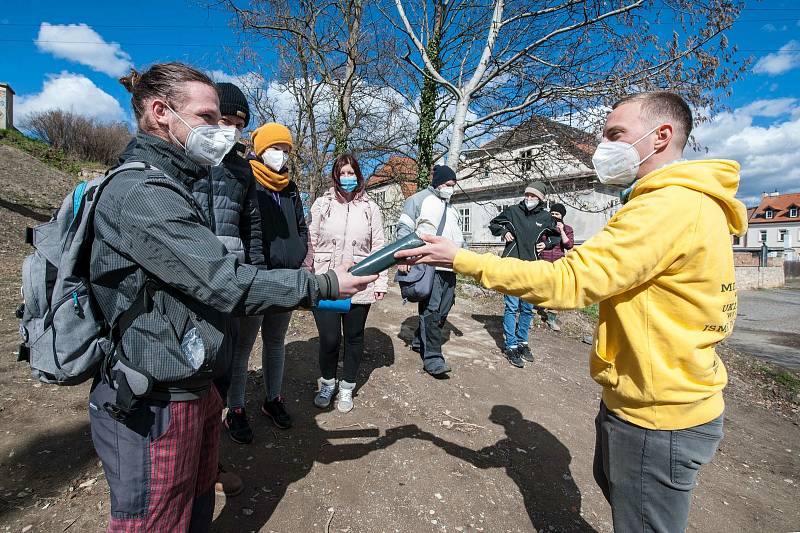 Organizace Trash Hero uklízí v okolí Mže.