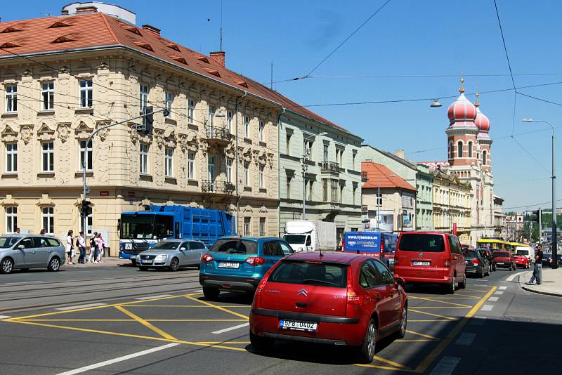 Na hlavních plzeňských křižovatkách je nově instalováno vodorovné dopravní značení, upozorňující řidiče na ponechání volného prostoru v křižovatkách. Snímek je z Klatovské třídy.