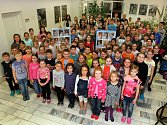Výstavu složenou z portrétů novorozenců pořízených hned v porodnici vystavuje spolupracovník Plzeňského deníku Michal Pipta na 15. ZŠ v Plzni Skvrňanech. Pravě na 15. ZŠ chodí v současnosti téměř dvě stovky dětí, které Pipta po narození vyfotografoval