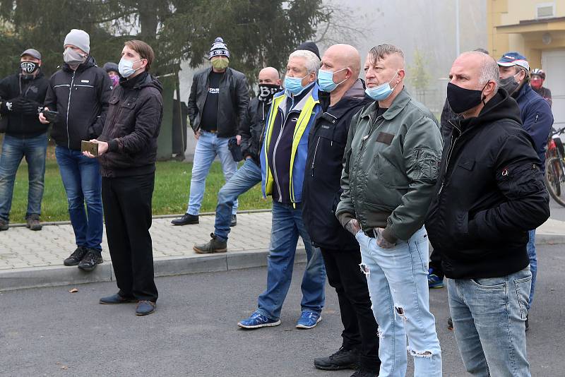 Protestní vzpomínka na vězně Petra K., který zemřel při požáru ve věznici.