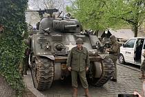 V Křižíkových sadech jsou k vidění vozy těžké a lehké obrněné techniky, mezi nimi i plně pojízdný střední tank Sherman M4A4. Na snímku jeho majitel Pavel Rogl.
