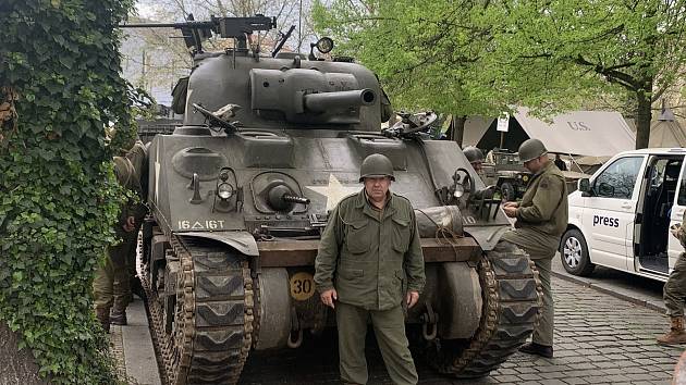 V Křižíkových sadech jsou k vidění vozy těžké a lehké obrněné techniky, mezi nimi i plně pojízdný střední tank Sherman M4A4. Na snímku jeho majitel Pavel Rogl.