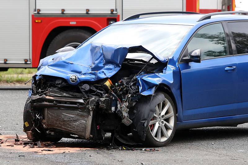 Smrtelná nehoda dvou osobních automobilů na křižovatce hlavní silnice Plzeň - Nepomuk a odbočky do obce Seč na jižním Plzeňsku.