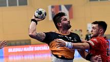 Talent Plzeň (v oranžovočerném) - Robe Zubří, 3. kolo Poháru EHF. Plzeňský Milan Škvařil (s míčem).