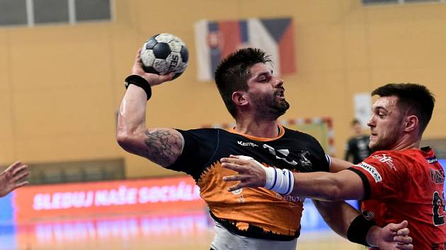 Talent Plzeň (v oranžovočerném) - Robe Zubří, 3. kolo Poháru EHF. Plzeňský Milan Škvařil (s míčem).
