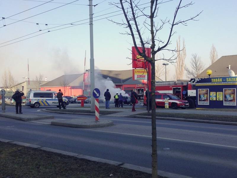 Požár osobního auta na parkovišti Penny Marketu v ulici Edvarda Beneše v Plzni