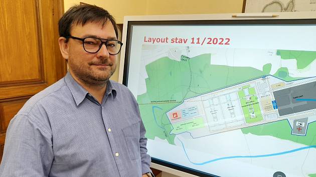 Starosta Dobřan Martin Sobotka ukazuje, jak je důležité zmenšení průmyslové zóny ze 700 na 200 hektarů