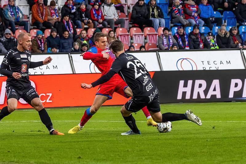 Fotbalisté Viktorie Plzeň podlehli na úvod ligového jara doma nečekaně Hradci Králové 1:2.