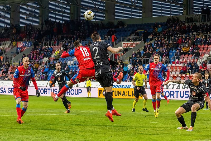 Fotbalisté Viktorie Plzeň podlehli na úvod ligového jara doma nečekaně Hradci Králové 1:2.