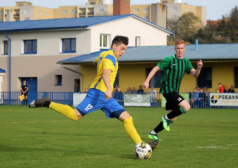 13. kolo FORTUNA divize A: SK SENCO Doubravka (na snímku fotbalisté ve žlutých dresech) - FC Rokycany 4:0 (3:0).