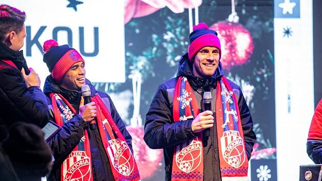 V pátek před nedělním zápasem s Českými Budějovicemi si plzeňští fotbalisté užili Vánoce s Viktorkou na plzeňském náměstí Republiky.