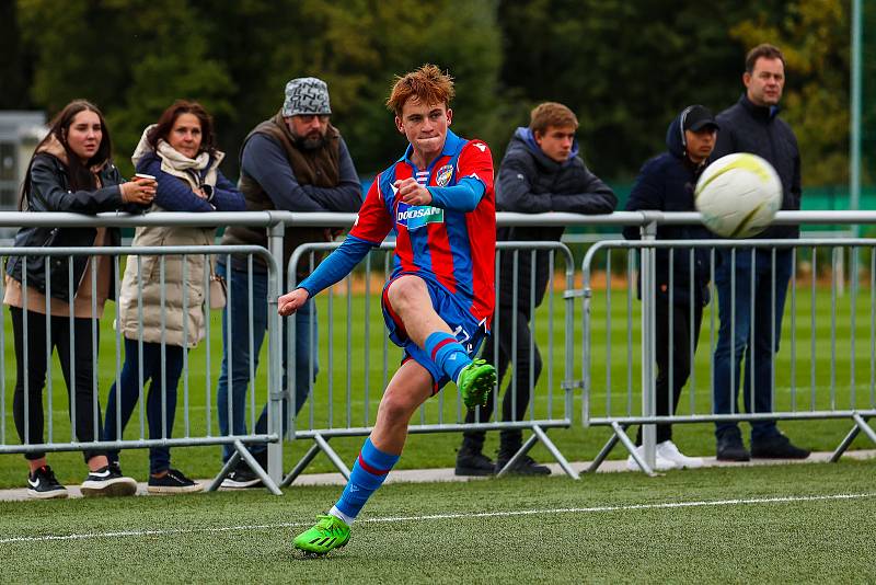 9. kolo ČLD U19: FC Viktoria Plzeň U19 B (na snímku fotbalisté v červenomodrých dresech) - SK Dynamo České Budějovice U19 B 3:0 (1:0).