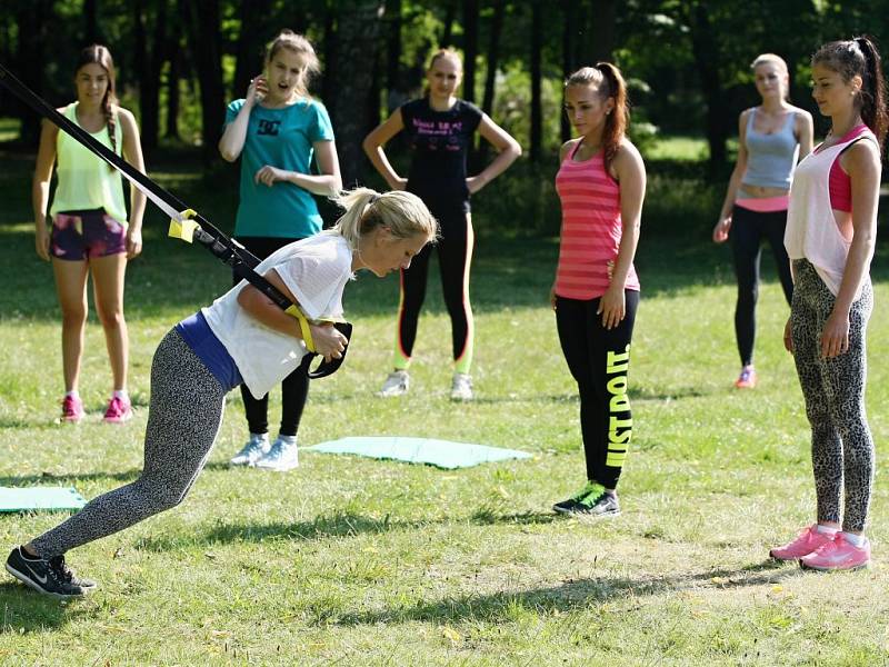 Finalistky Česko-Slovenské MISS 2015 během soustředění vyzkoušely i kruhový trénink v Borském parku.