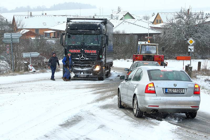 Silniční most na místní komunikaci v Chotíkově, který byl v havarijním stavu, rozebírala v sobotu 4. prosince specializovaná firma. Kvůli stavebním pracím, byla uzavřená silnice 1/20 mezi Plzní a Karlovými Vary. Objížďka vedla obcí Chotíkov.