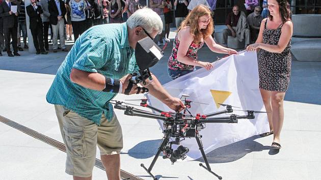 Součástí 25. narozenin FAV bylo i představení nové fakultní vlajky, kterou snesl ze střechy budovy dron. 