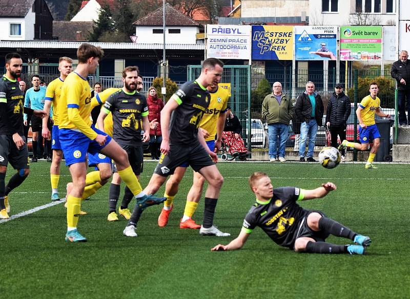 FORTUNA ČFL, skupina A (18. kolo): FC Písek - FK ROBSTAV Přeštice (na snímku fotbalisté v tmavých dresech) 1:1.