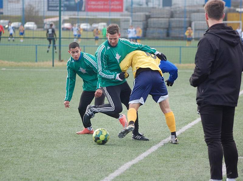 Fotbalisté Tachova (v zelených dresech) prohráli v přípravném zápase s Doubravkou (ve žlutých) 1:4.