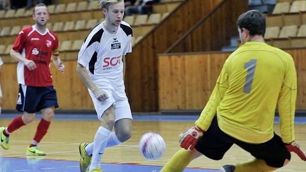 Plzeňský Interobal působící v nejvyšší české soutěži získal do konce sezony na hostování z Herdu Hradiště nejlepšího střelce druhé futsalové ligy Lukáše Hiblera (v bílém dresu)