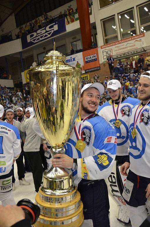 Hokejisté oslavují zisk historicky prvního titulu mistra na stadionu ve Zlíně