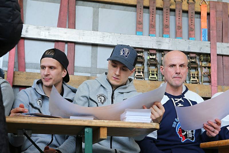 Hokejisté Škody Plzeň se loučili se sezonou. Tým se podepisoval příznivcům před zimním stadionem, nechybělo vystoupení kapely Anakonda Benda.