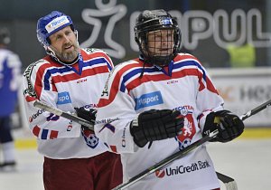Bývalý fotbalista Karel Poborský (vlevo, na snímku s Ivanem Haškem) odehraje benefiční hokejové utkání na podporu pacientů s nemocí motýlích křídel.