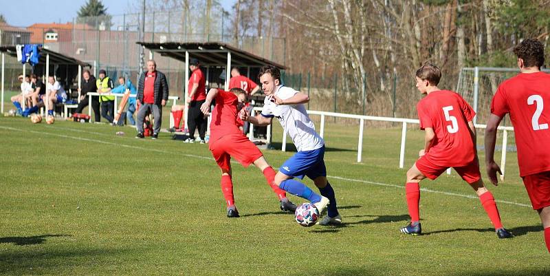 Fotbalisté rezervního výběru TJ Zruč (na archivním snímku hráči v bílých dresech) zdolali na domácím hřišti Plasy 1:0.