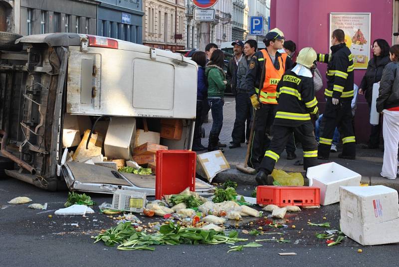 V odpoledních hodinách došlo k nehodě trolejbusu a dodávky na rohu ulic Tylova a Skrétova. Náraz dodávku převrátil na bok. Trolejbusová doprava musela být v tomto místě zastavena