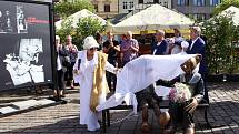 Na plzeňském náměstí byly slavnostně odhaleny sochy Spejbla a Hurvínka. Sochy vytvořila kanadská sochařka českého původu Lea Vivot u příležitosti 100. výročí vzniku Spejbla.