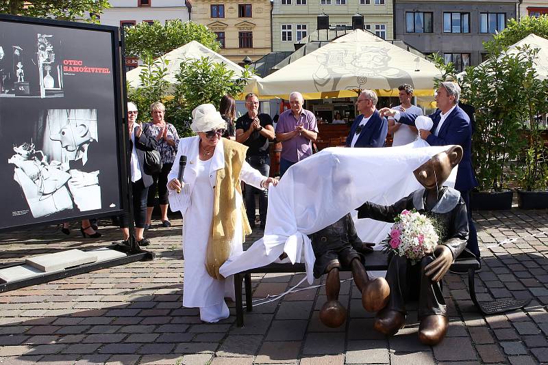 Na plzeňském náměstí byly slavnostně odhaleny sochy Spejbla a Hurvínka. Sochy vytvořila kanadská sochařka českého původu Lea Vivot u příležitosti 100. výročí vzniku Spejbla.