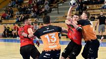 Talent Plzeň (v oranžovočerném) - Robe Zubří, 3. kolo Poháru EHF. Plzeňský Milan Škvařil (číslo 13) a Daniel Režnický (vpravo).