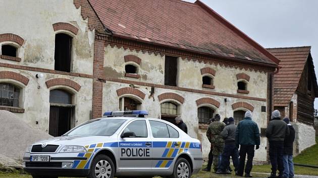 V Trnové na Plzni-severu zasahovali v lednu 2013 policisté. V budově bývalého zemědělského objektu zde několik  měsíců fungovala pěstírna konopí.