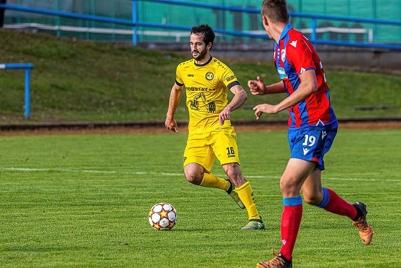 13. kolo FORTUNA ČFL, skupina A: FK ROBSTAV Přeštice (na snímku fotbalisté ve žlutých dresech) - FC Viktoria Plzeň B 1:2 (1:1).