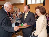Prezidenti Miloš Zeman i Václav Klaus dostali při svých návštěvách Plzeňského kraje pestrou škálu darů.