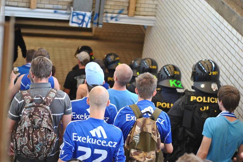 Fanoušci klubu Sigma Olomouc prošli z nádraží k Doosan areně bez  problému. Cestou je doprovázela policie