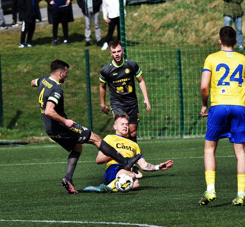 FORTUNA ČFL, skupina A (18. kolo): FC Písek - FK ROBSTAV Přeštice (na snímku fotbalisté v tmavých dresech) 1:1.