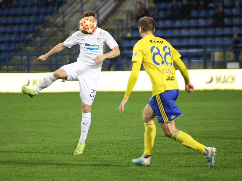 Prvoligoví fotbalisté Fastavu Zlín (ve žlutém) v pondělní dohrávce 15. kola FORTUNA:LIGY doma hostili favorizovanou Viktorii Plzeň.