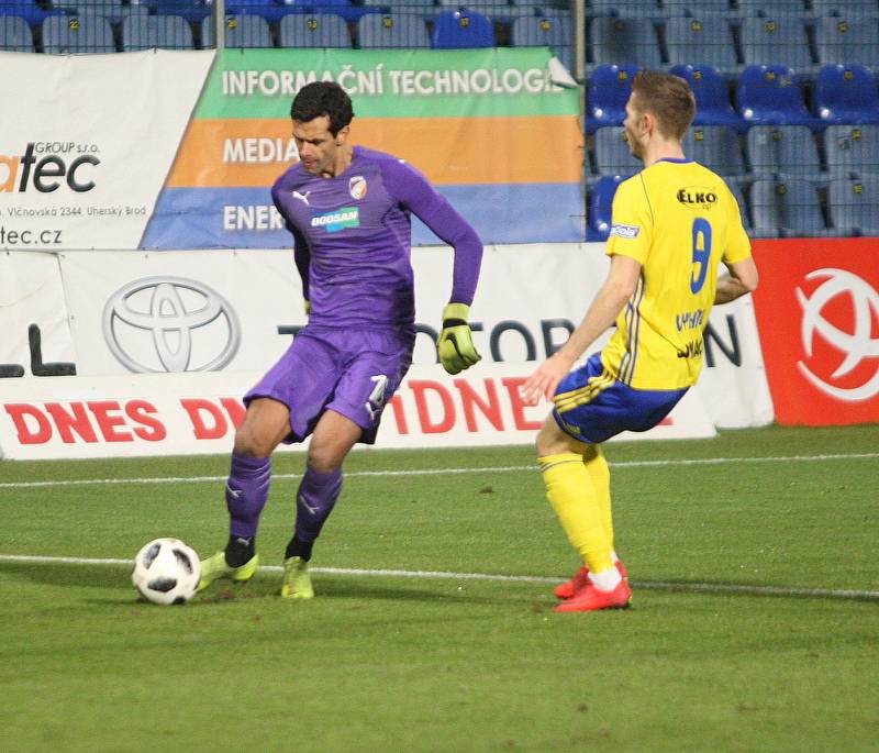 V pátečním duelu 18. kole FORTUNA:LIGY fotbalisté Fastavu Zlín (ve žlutém) hostili úřadujícího mistra Viktorii Plzeň. Na snímku brankář Plzně Matúš Kozáčik.